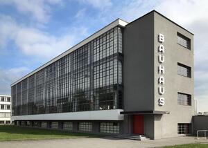 Bild vergrößern: Die Bauhausschule in Dessau
